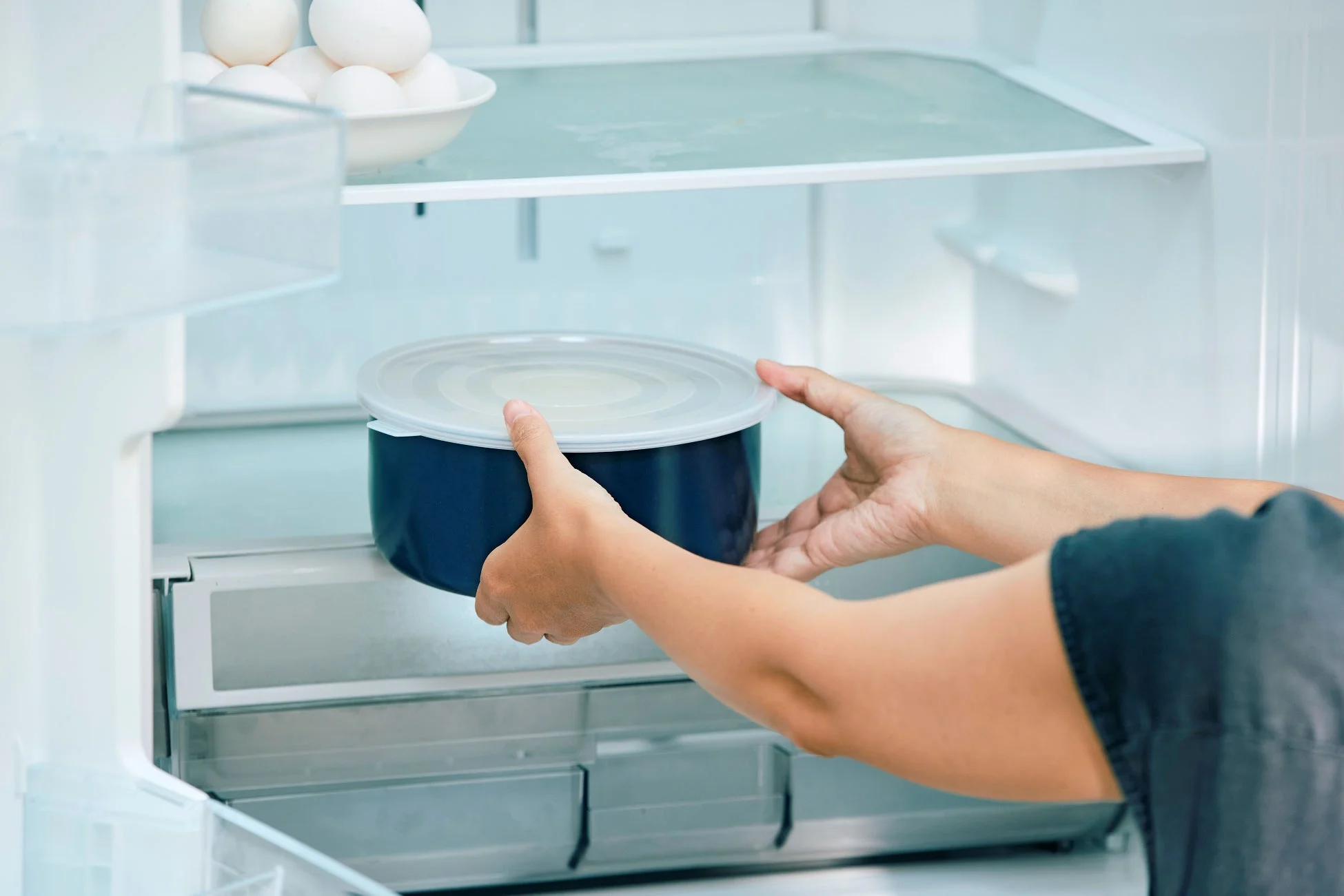 冷蔵庫に保存する様子