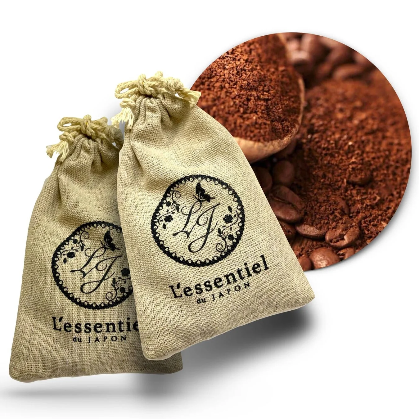 「L'essentiel du JAPON」と書かれた2つの麻袋が手前にあり、背景には挽いたコーヒー豆と生のコーヒー豆が写っています。コーヒー関連製品の広告または紹介画像です。