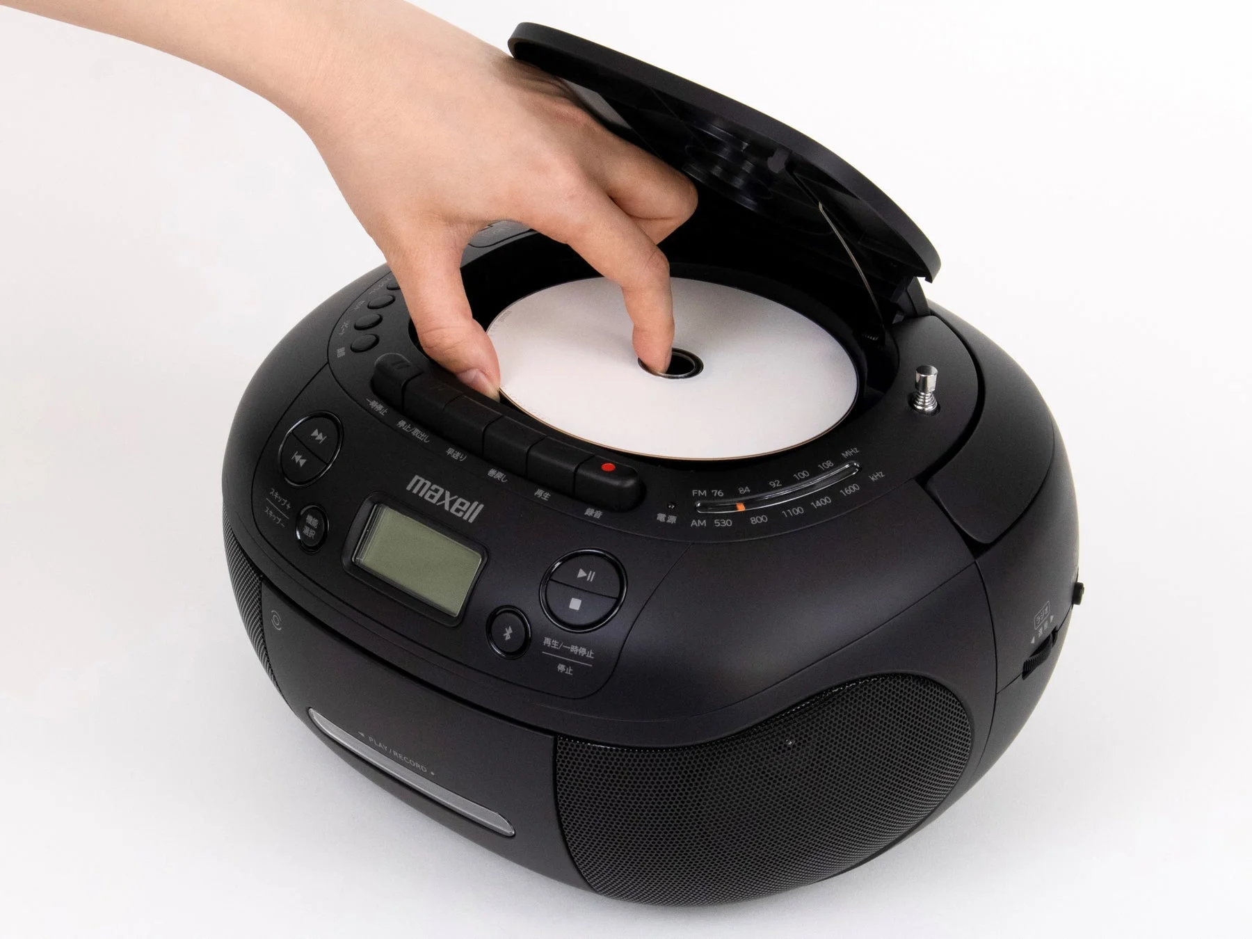 CDをセットする様子