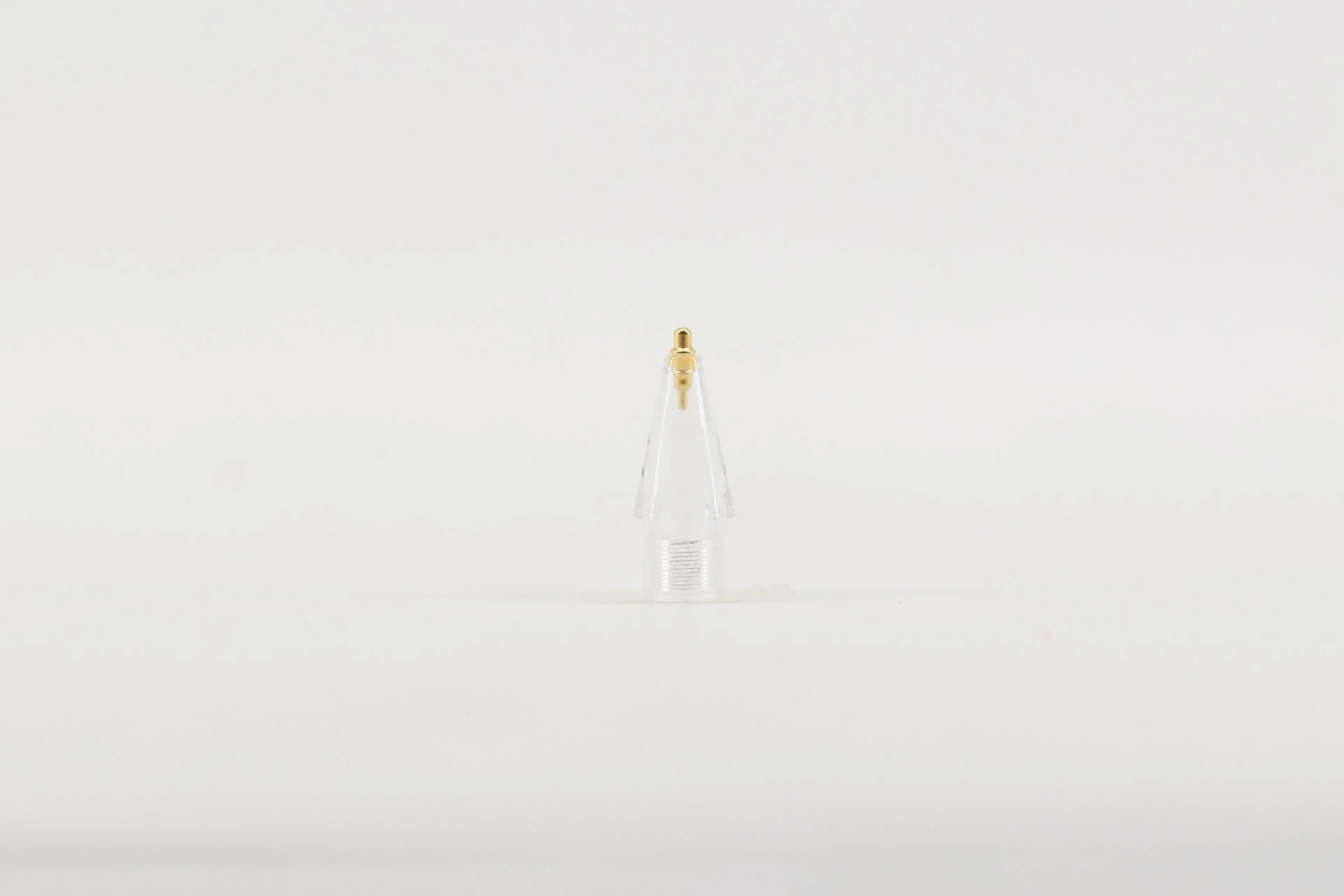 透明な円錐形の本体と金色のペン先のような部品