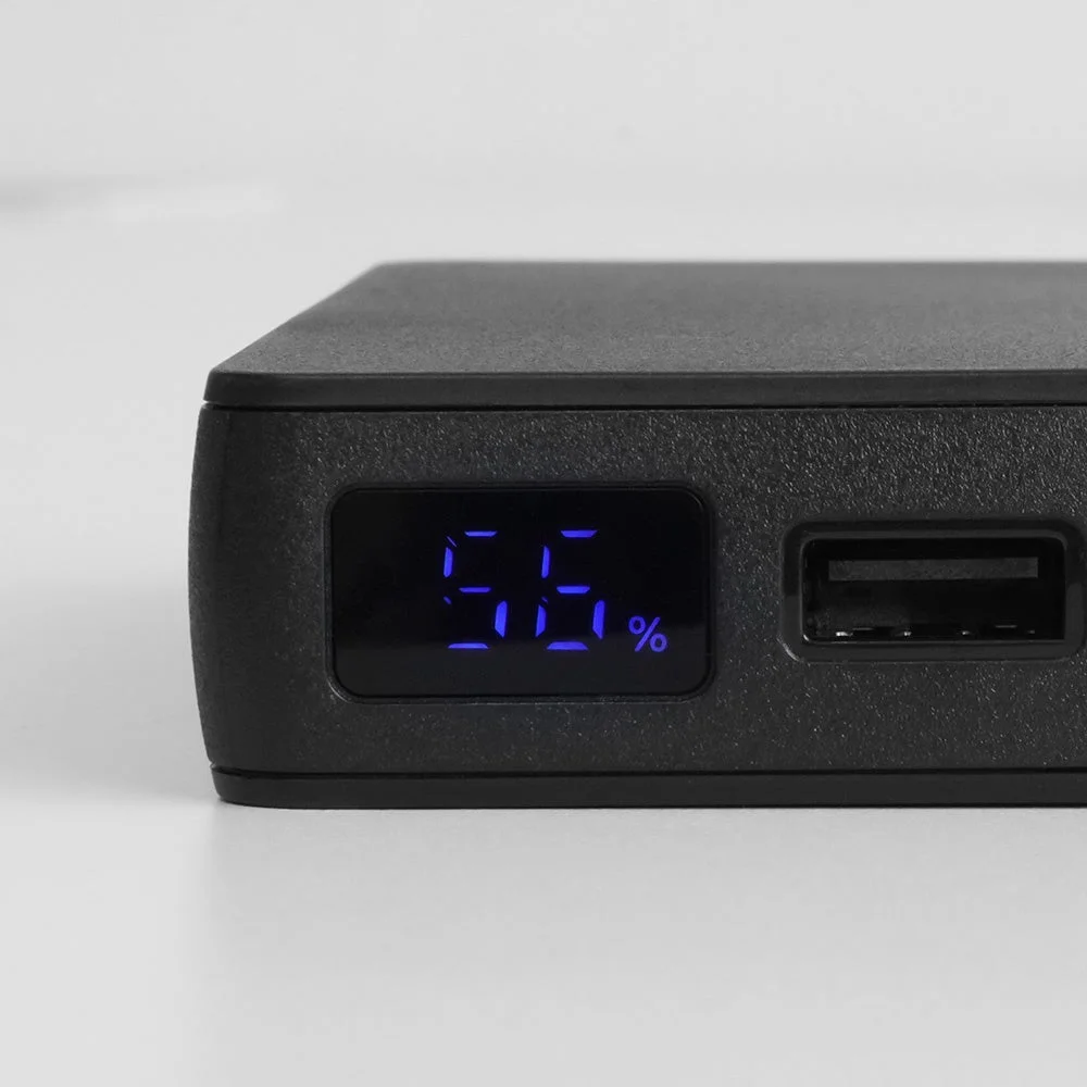 モバイルバッテリーのデジタル表示でバッテリー残量「56%」が示されている画像