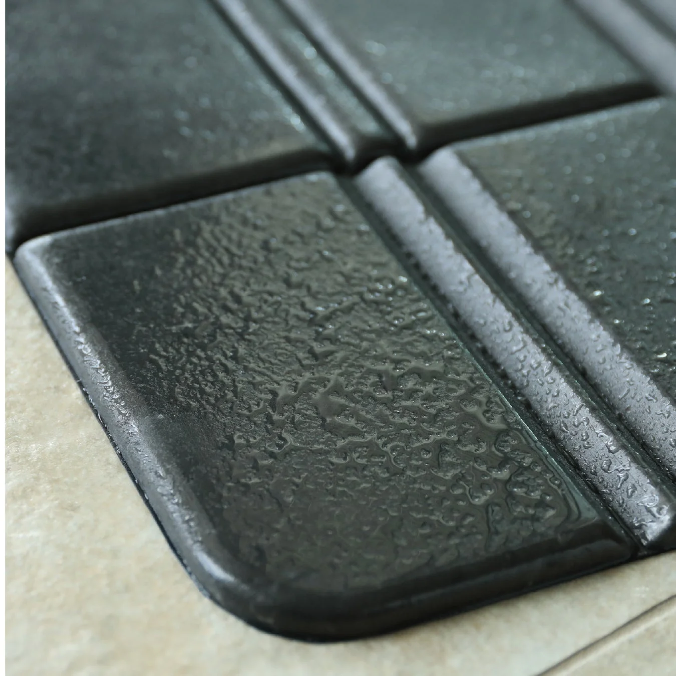 水滴が付着したマットの表面