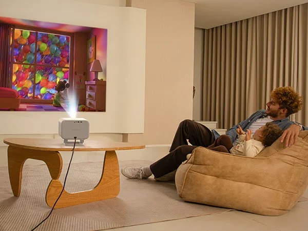 リビングで映画鑑賞する家族