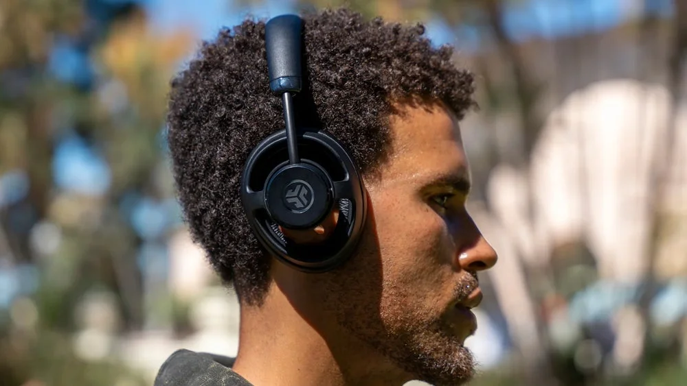 ヘッドホンを装着した男性の横顔