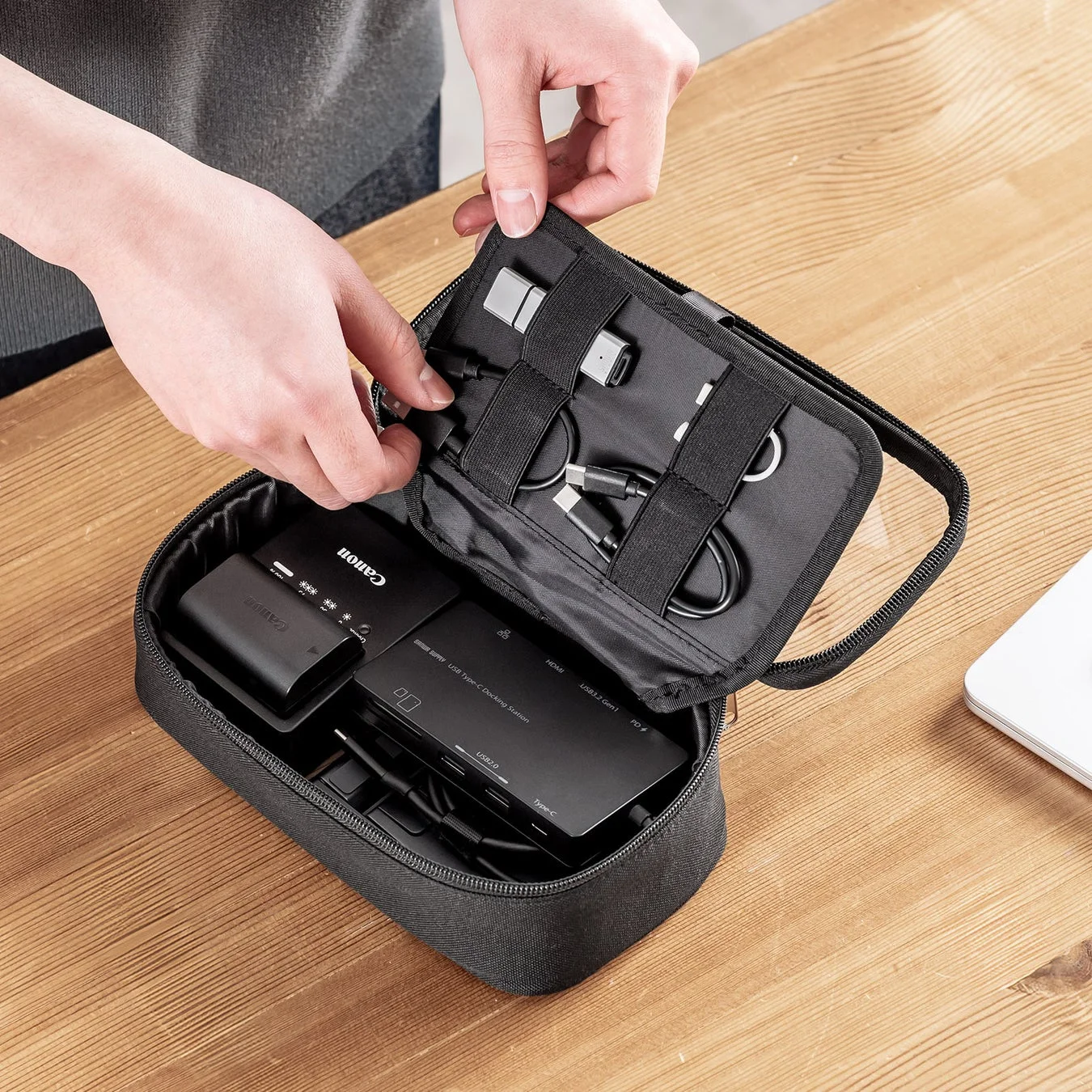 ケーブルの絡まりも解消！内部でしっかり固定