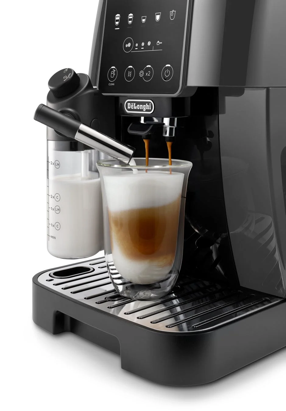 デロンギの全自動コーヒーメーカーが、ガラスカップにエスプレッソと泡立てたミルクを注ぎ、ラテを淹れています