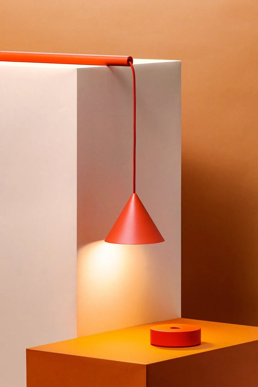 オレンジ色の円錐形ペンダントライト