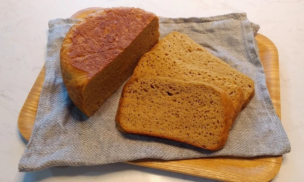 カットされたふすま粉パン