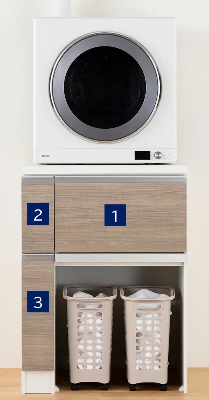 キャビネットと洗濯カゴ