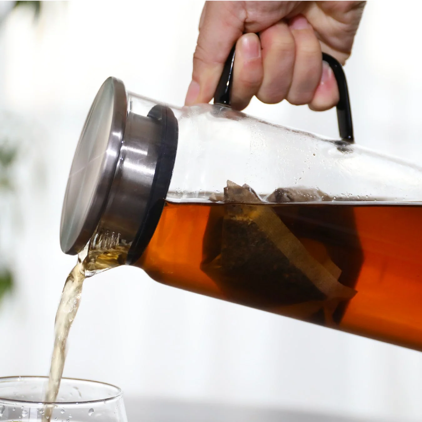お茶をグラスに注ぐ様子