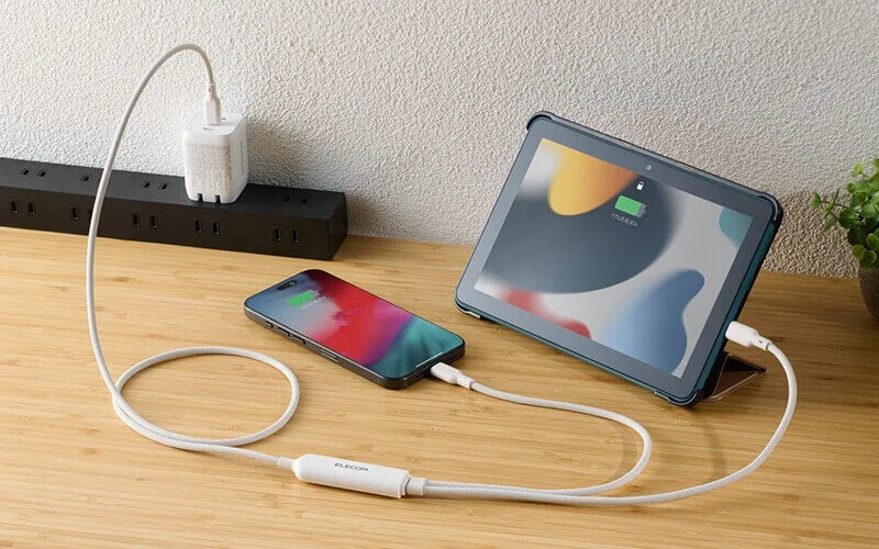スマートフォンとタブレットを同時充電する様子