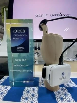 CESイノベーションアワード2026のトロフィーとStaBLE 2.0デバイス
