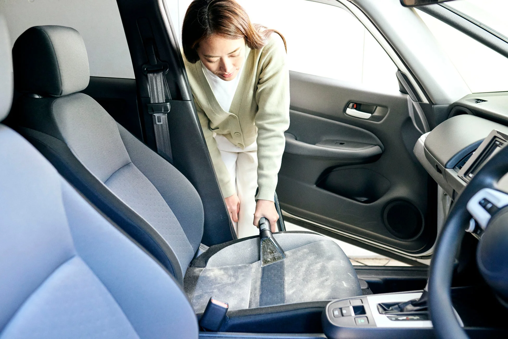 ケルヒャーSE2で車のシートを掃除する女性