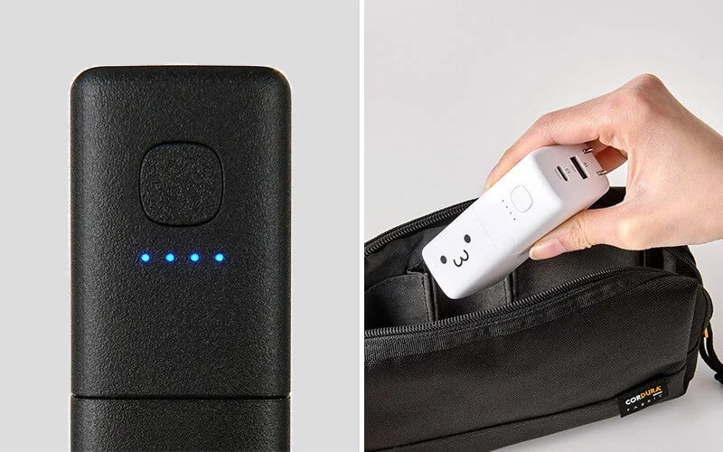 左側には青いLEDインジケーターが付いた黒いモバイルバッテリーが、右側には可愛い顔のデザインが施された白い多機能充電器が黒いポーチに収納されている様子
