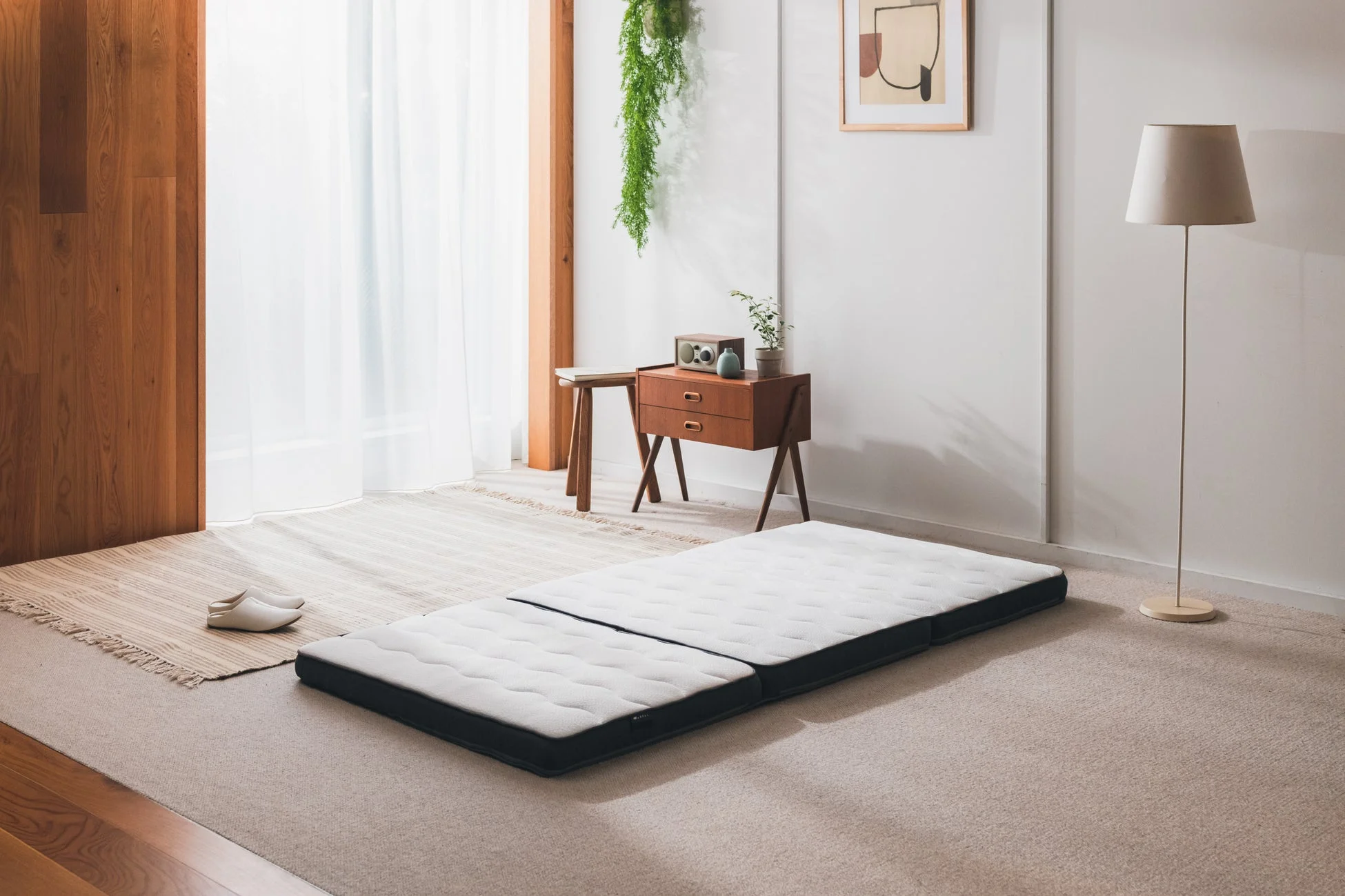 シンプルな部屋に置かれたNELL コイルフトン