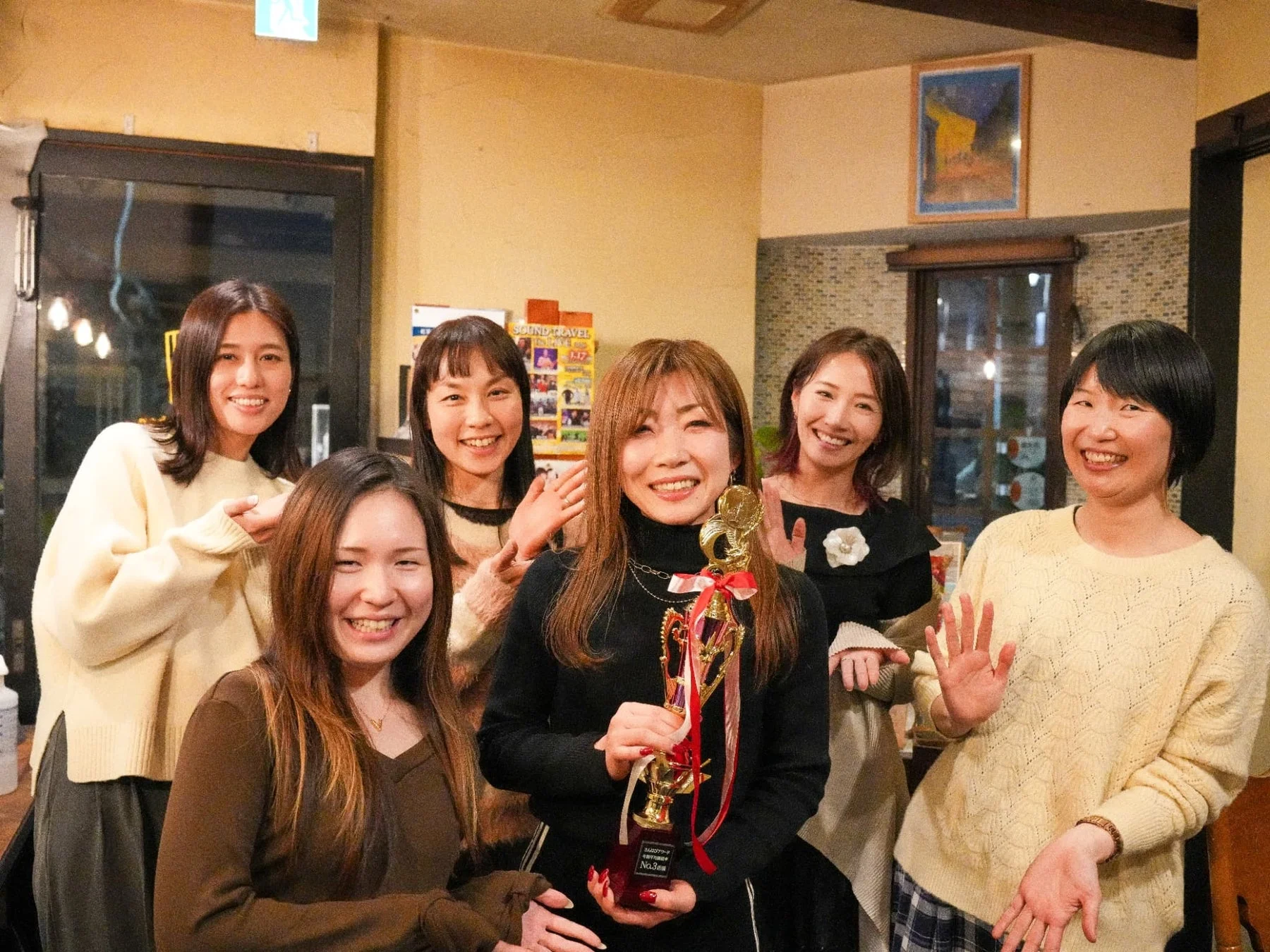 笑顔で集合写真を撮る女性インストラクターたち