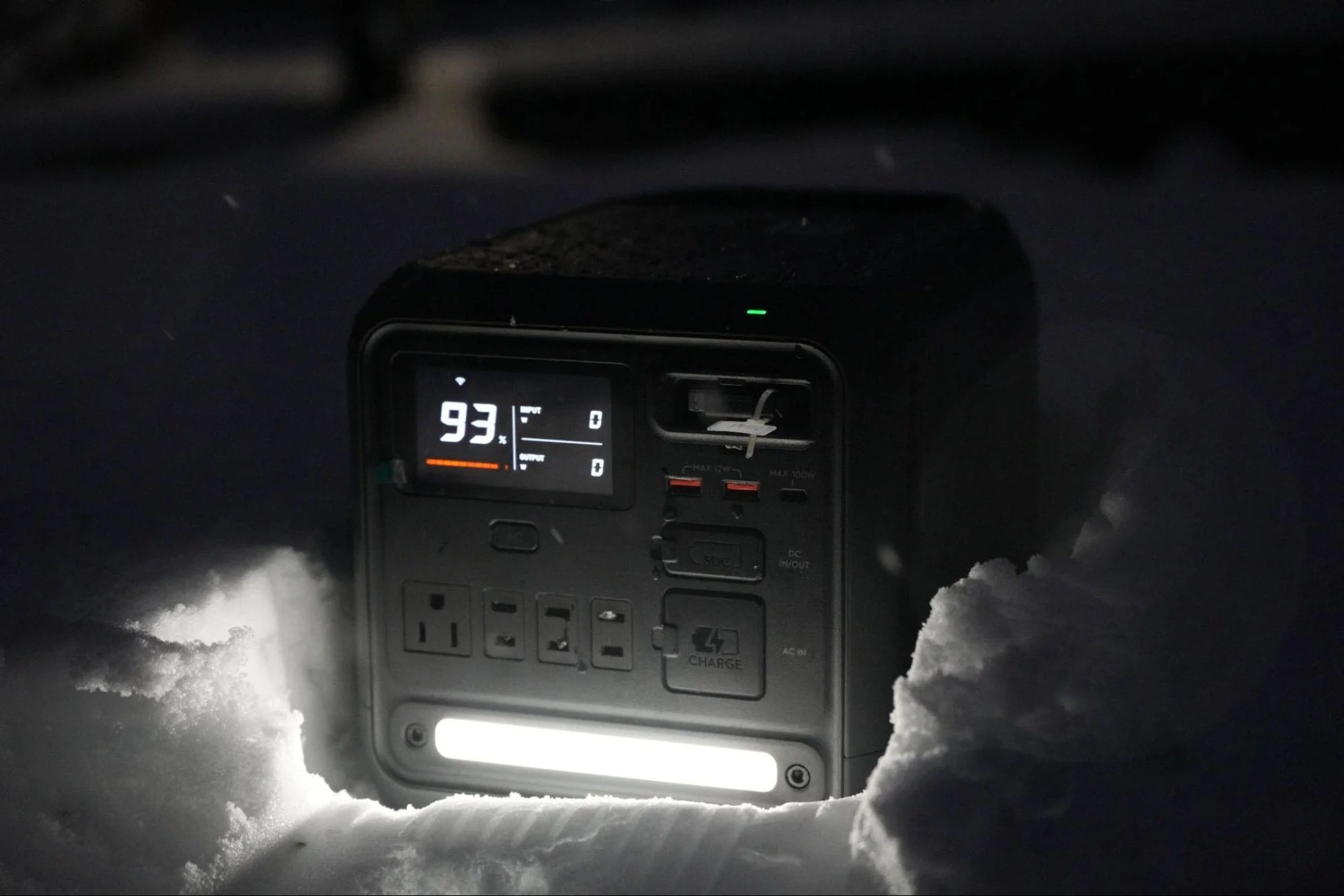 雪の中のポータブル電源とLEDライト
