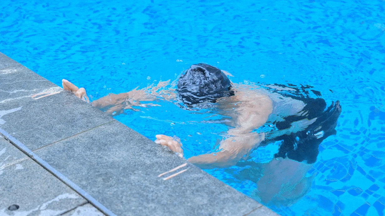 プールで泳ぐ人