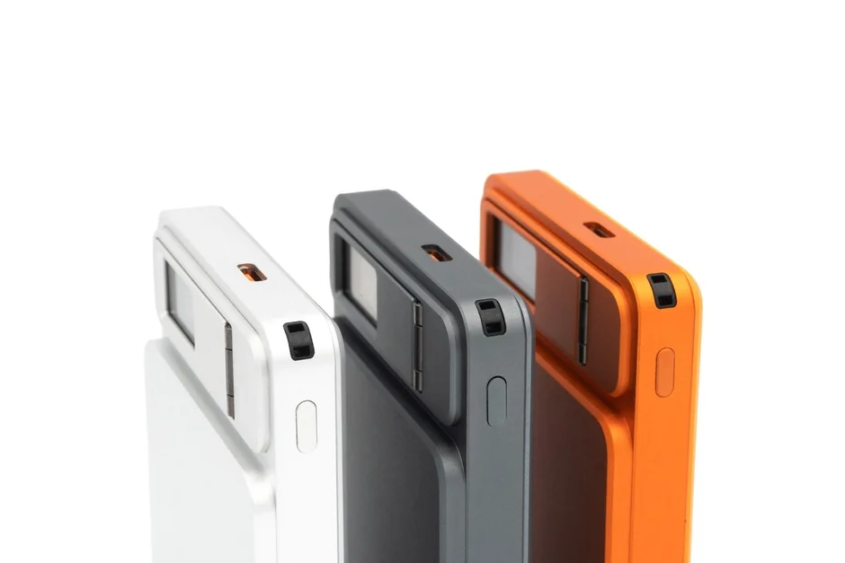 Element Metal Power Bank 8000の3色展開