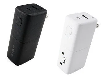 黒と白の2つのコンパクトなモバイルバッテリーが並んで写っています