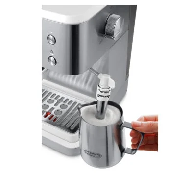 ミルクフォーマーがミルクを泡立てている様子