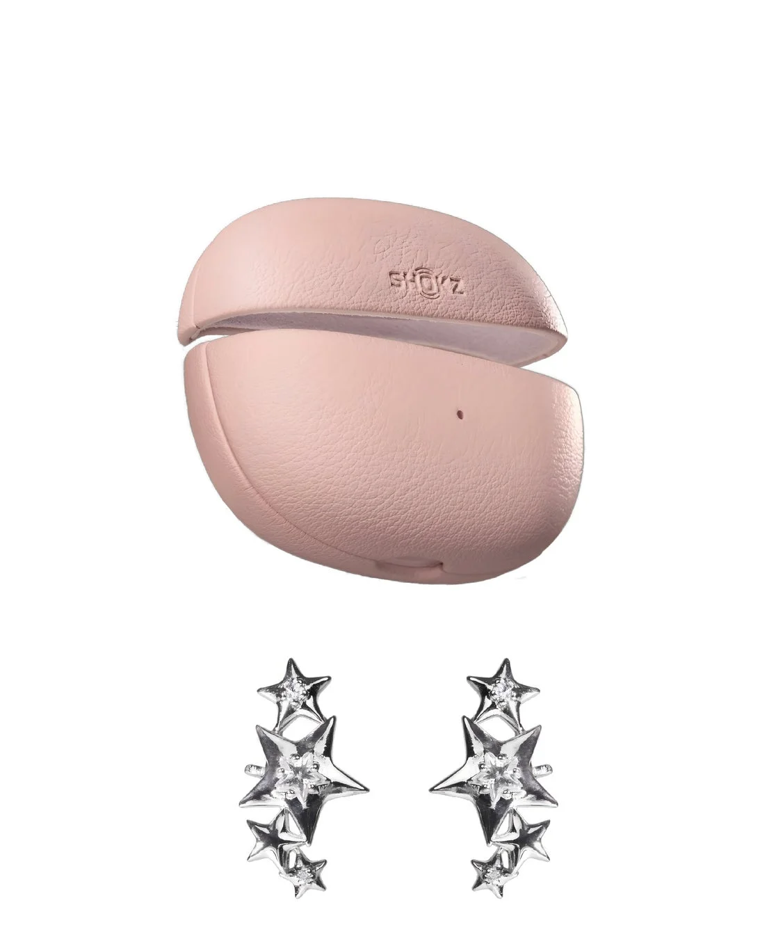 ピンクの質感のあるイヤホンケースと、輝くストーンがあしらわれた星型のシルバーピアスが配置されている画像