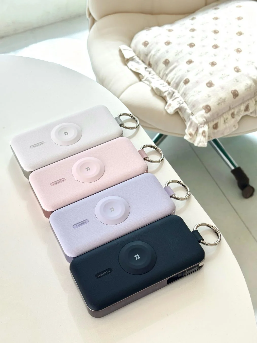 白、ピンク、ラベンダー、黒の4色のモバイルバッテリー