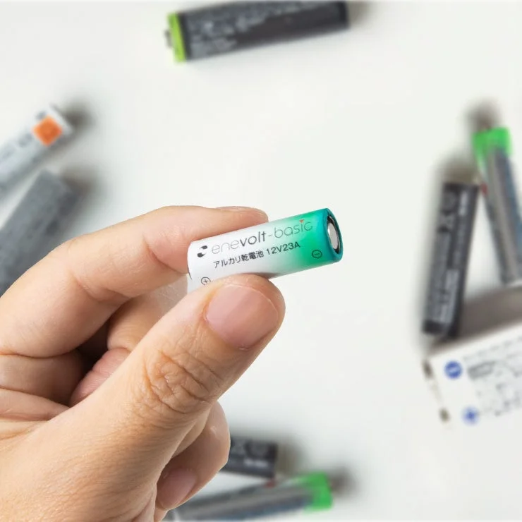 enevolt-basic アルカリ乾電池 12V23Aを手でつまむ様子