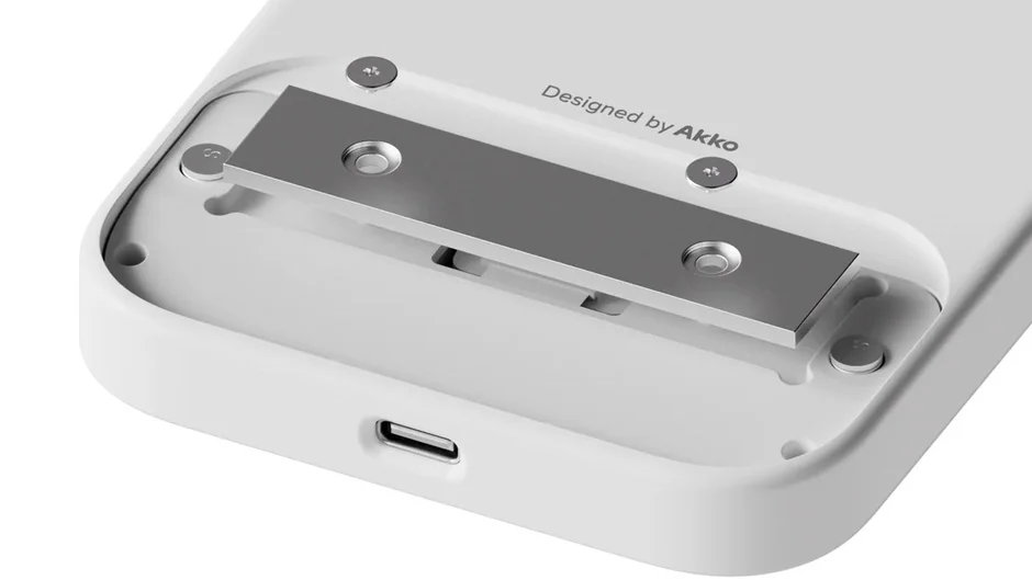 白い電子機器の底面部分をクローズアップした画像で、USB-Cポート、金属製のプレートとネジが見えます