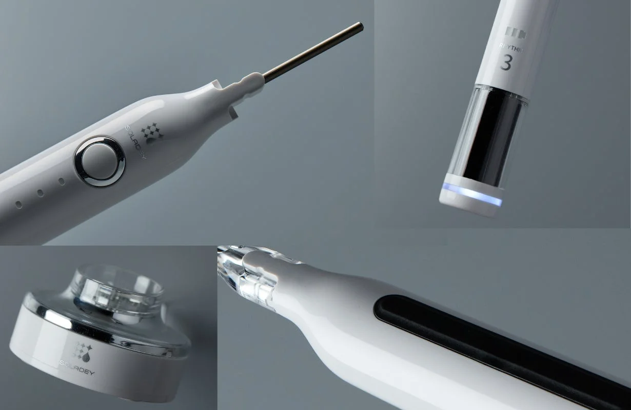 白い電動歯ブラシ「SOLADEY RHYTHM 3」とその充電器