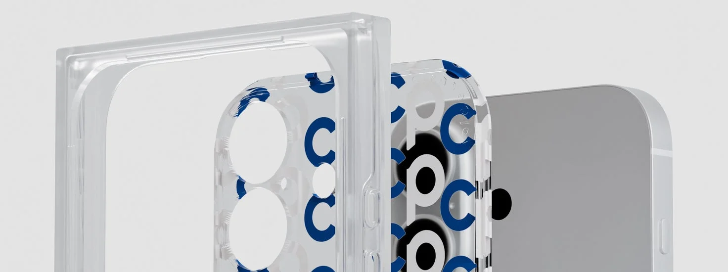 透明なスマートフォンケースがクローズアップされており、ケースには青い「C」と白や黒の丸い文字が繰り返されるパターンがデザインされています