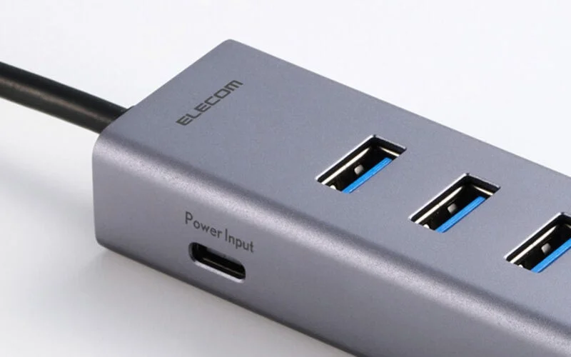 グレーのELECOM製USBハブのクローズアップ画像