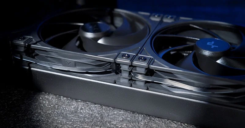 デイジーチェーン接続に対応していることを示すファンが複数並んだ画像