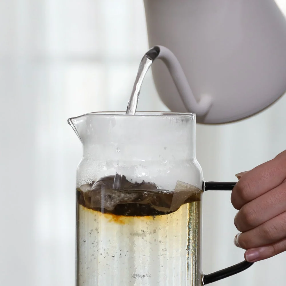 お茶を注ぐ様子