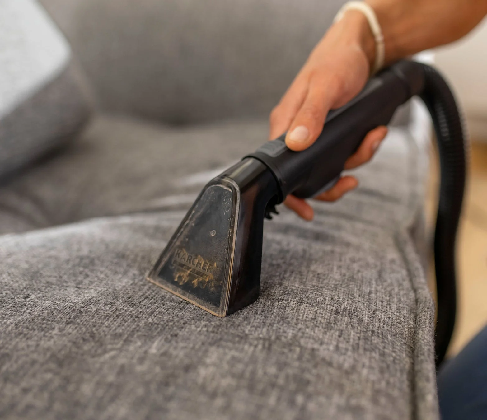 ケルヒャーSE2でソファを掃除する様子