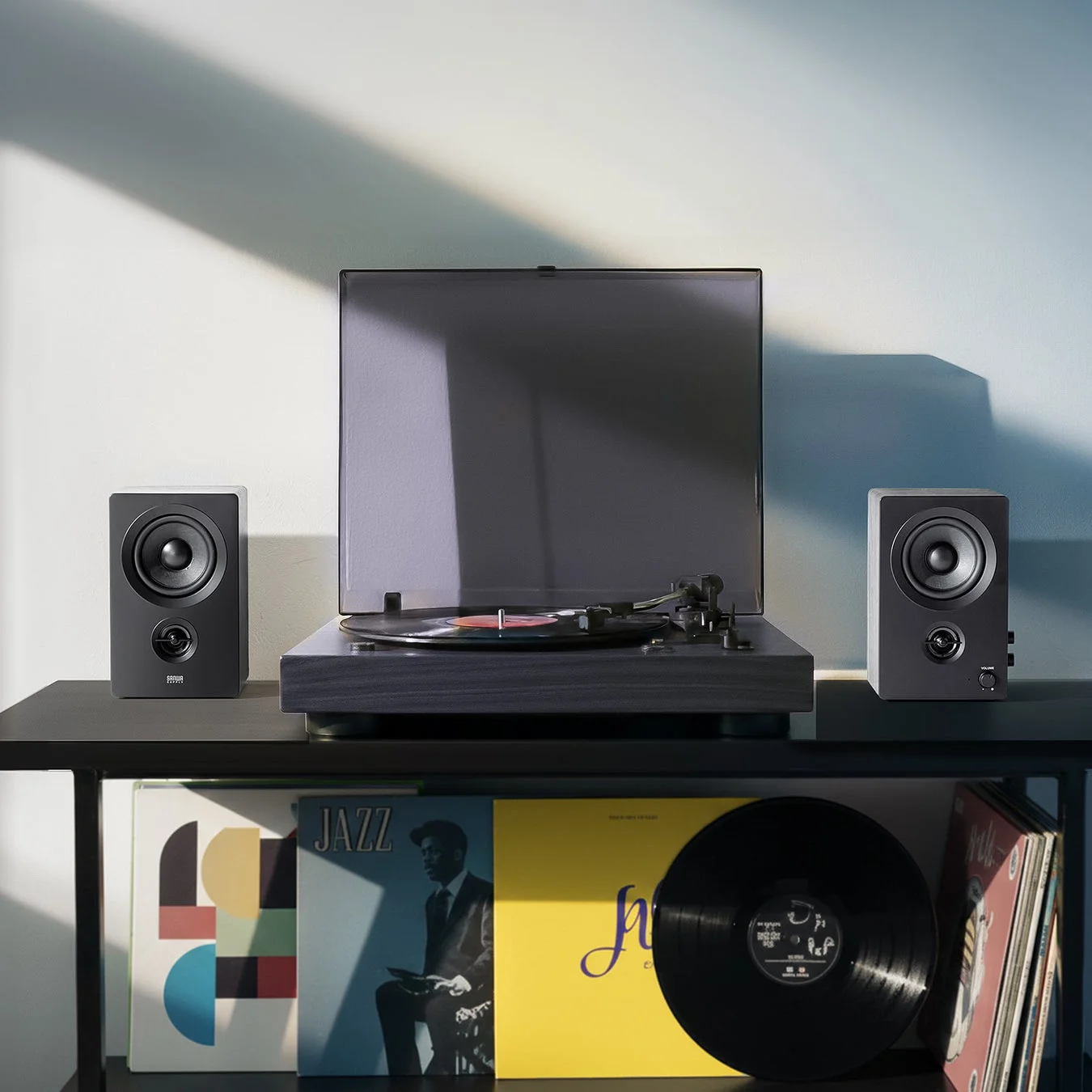 レコードプレーヤーとスピーカー