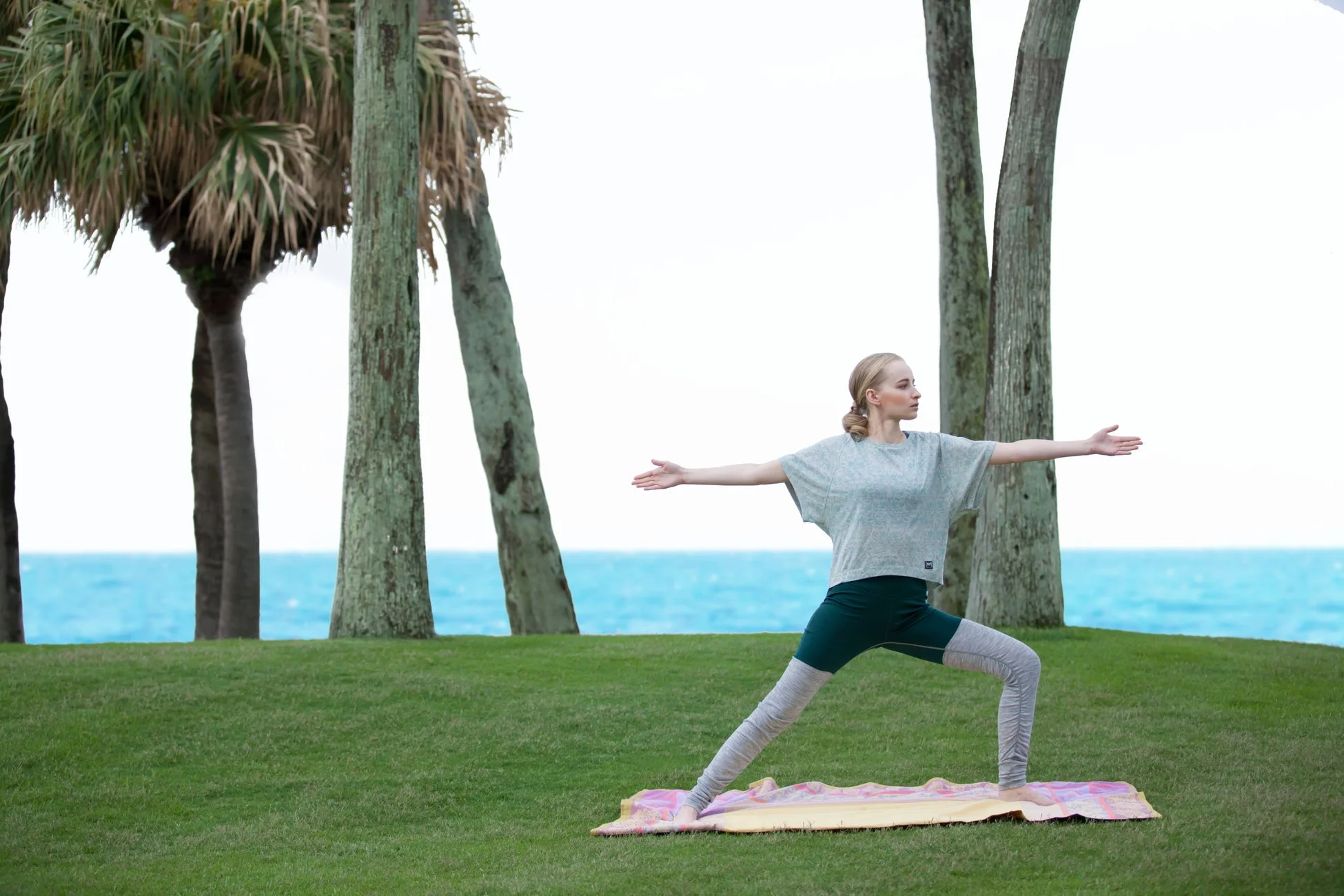 海辺でヨガをする女性