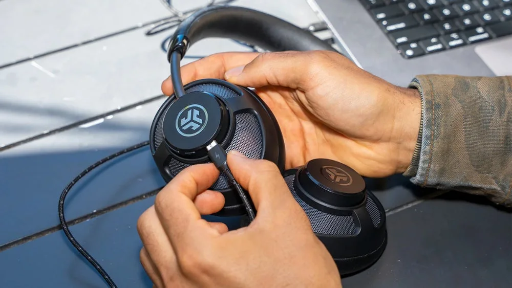 ヘッドホンを充電する手元