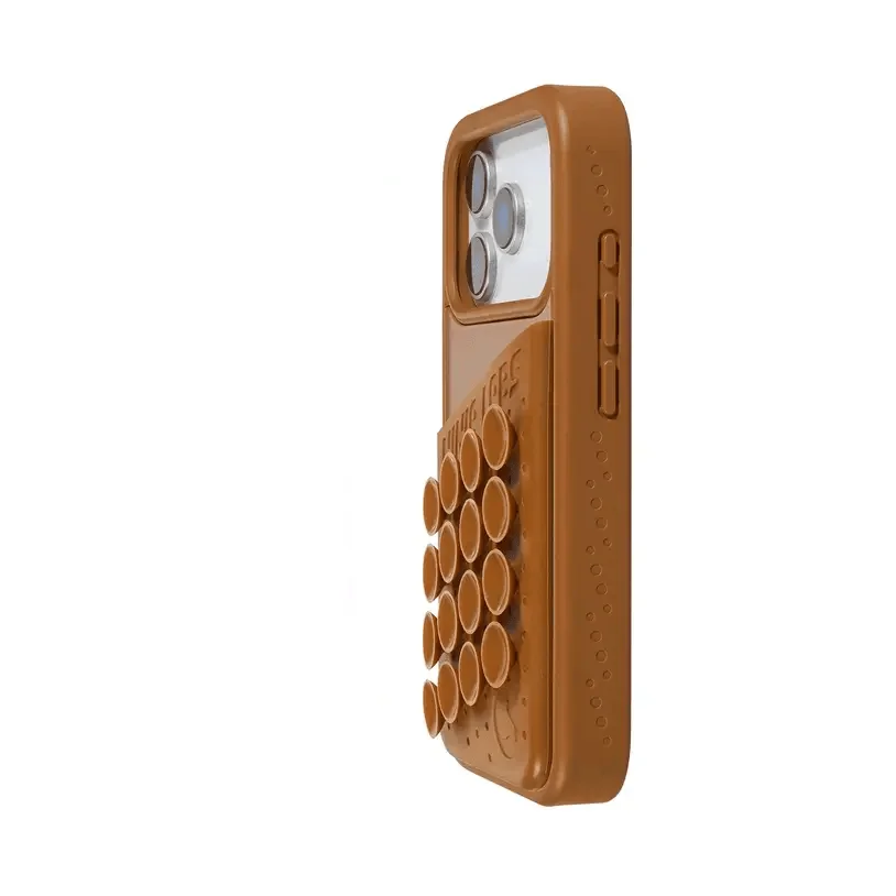 茶色のスマートフォンケースの背面に吸盤が多数配置されたデザイン