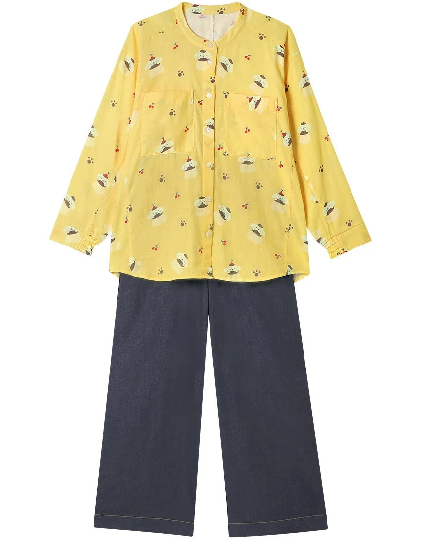 ポムポムプリンとチェリー柄が散りばめられたイエローの長袖シャツと、ネイビーのワイドパンツからなるルームウェアのセット