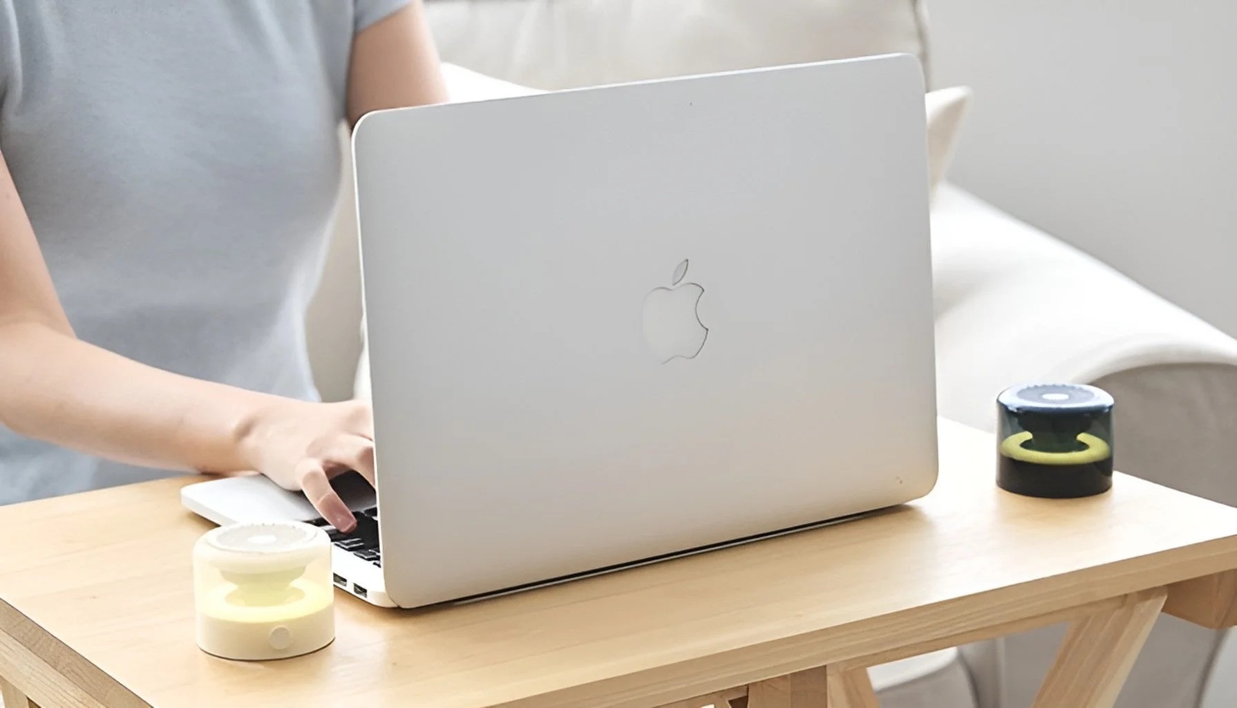 ノートパソコンと発光デバイス