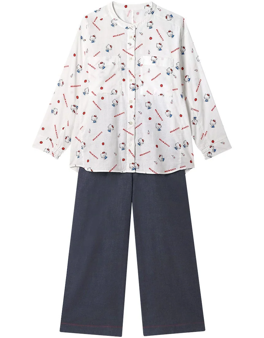 ハローキティのキャラクターとロゴが総柄でプリントされた白い長袖シャツと、ネイビーのワイドパンツのセットアップ