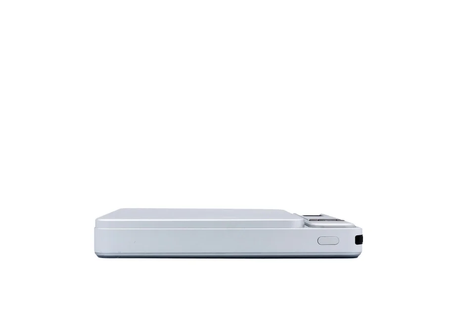 Element Metal Power Bank 8000の薄型デザイン