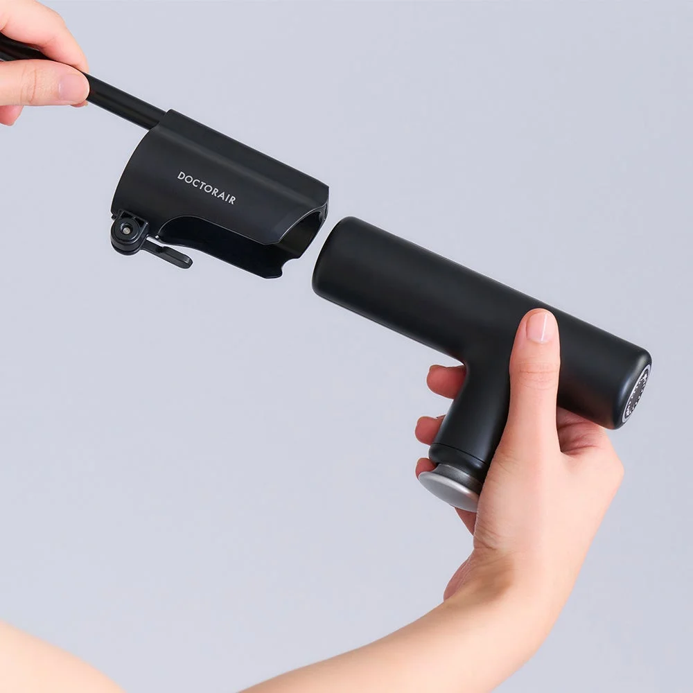 黒い「DOCTORAIR」ブランドのデバイスを組み立てている様子