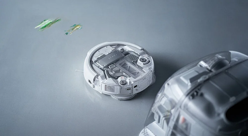 内部構造が露出した白いロボット掃除機