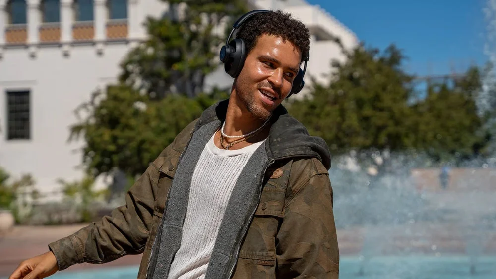 ヘッドホンを装着し笑顔の男性