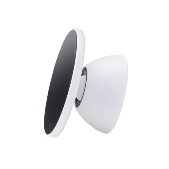 白い背景に置かれた、白と黒のシンプルなデザインの電子デバイス。円形の黒い面と曲線的な白い本体が特徴的で、スマートスピーカーや監視カメラのような印象を与えます。