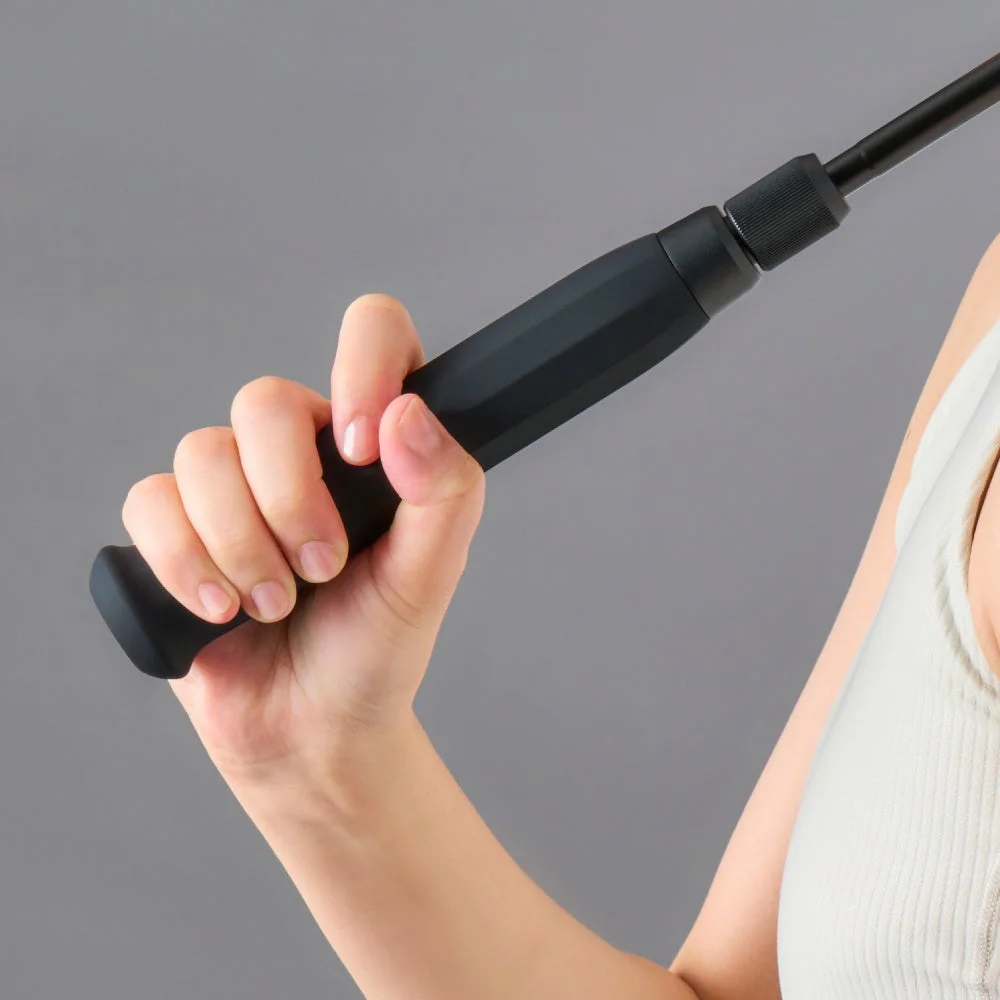 女性が黒いグリップをしっかり握っているクローズアップ写真