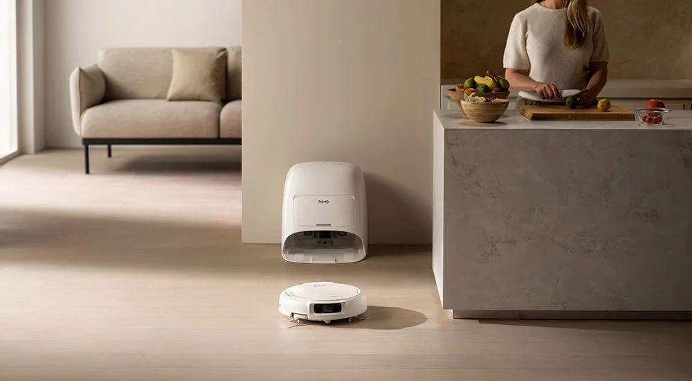 ロボット掃除機がリビングとキッチンを清掃