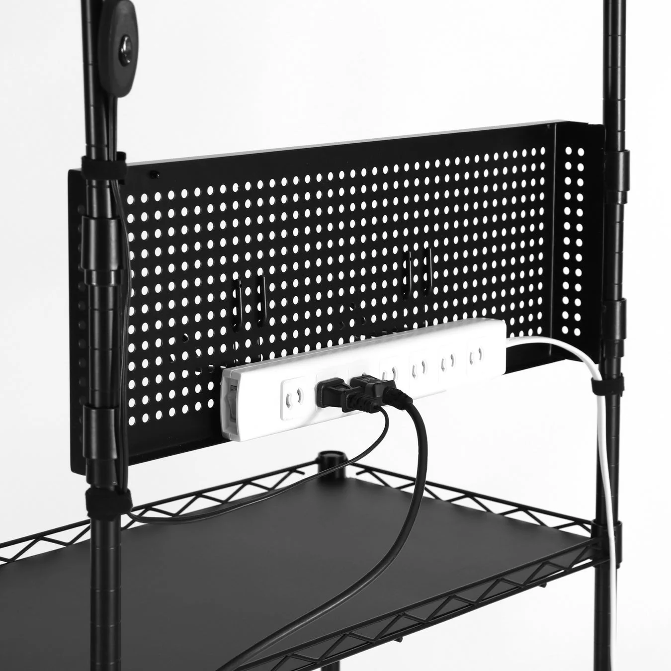 パンチングボードと電源タップ